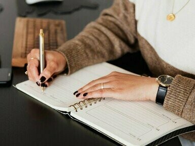 Mulher escreve à mão. No entanto, há uma sombra que se projeta sobre essa fundação tão vital. Uma engrenagem sutil, mas poderosa, parece estar em movimento, remodelando a forma como as novas gerações interagem com o conhecimento. Estamos falando de um fenômeno que, de forma insidiosa, pode estar minando a própria capacidade que nos trouxe até aqui: a habilidade de usar as mãos para escrever