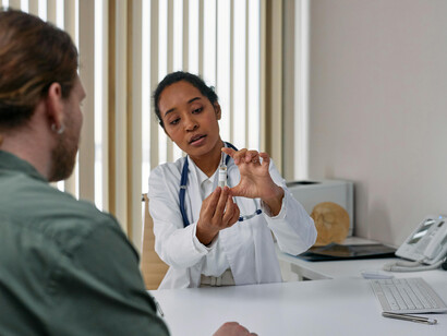 Automedicação pode mascarar sintomas de problemas graves, retardando o diagnóstico correto e o tratamento adequado