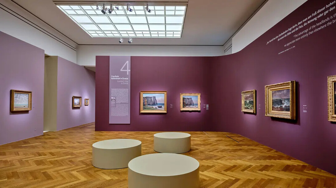 Monet on the Normandy coast. The discovery of Étretat, exhibition view. Courtesy of Museum Städel