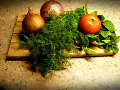 Oignons, persil, menthe et tomates