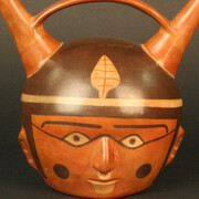 Botella asa puente: cabeza trofeo

Materiales: Cerámica

Horizonte Wari-Tiwanaku. Período Medio 700 - 1100 d.C.

Medidas: 150 mm de alto x 160 mm de ancho