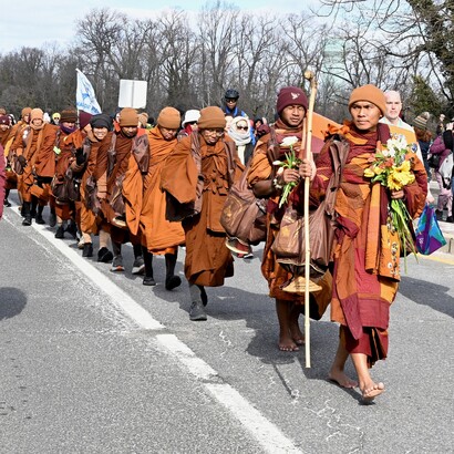 La loro marcia dimostra come la ricerca della pace possa diventare una pratica concreta e quotidiana, capace di unire individui e comunità al di là delle differenze culturali e religiose. Foto di Maryland GovPics