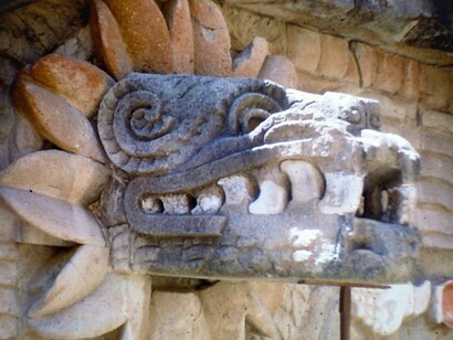 Esta deidad solía ser representada como una serpiente de plumas verdes o multicolores cuyo vuelo traía la lluvia, aunque también poseía una versión antropomórfica asociada a la figura de un viajero conquistador