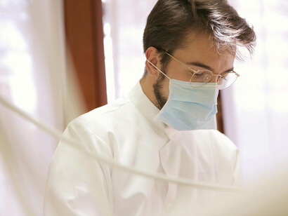 Los locos de Luanda: «El médico uruguayo», que se reía poco, que trataba a todos por igual, era un mito