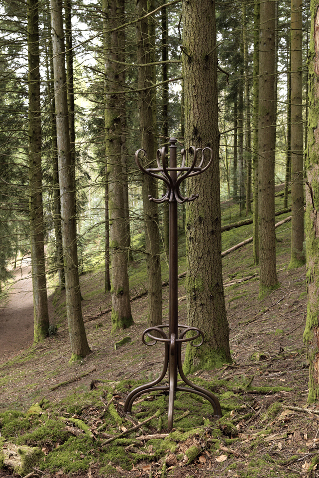 Bethan Huws, Perroquets, 2008, 3 Bronze casts 191 x 68 x 68 cm ; 203 x 72 x 72 cm ; 230 x 58 x 58 cm, Courtesy of the artist, Copyrights Bethan Huws & A.D.A.G.P. Paris, 2015, Photograph : André Morin