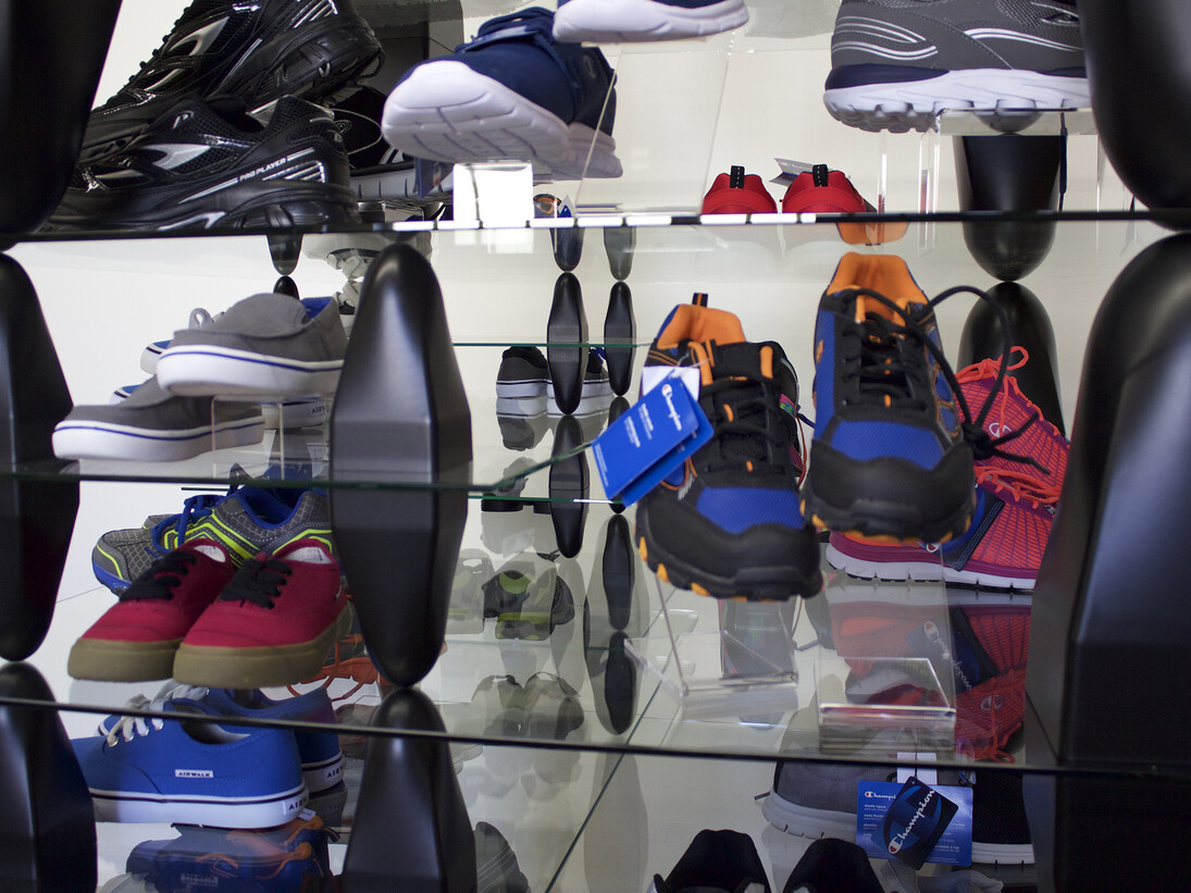 Patrick Jackson, Shelving Unit, 2015, Glass, shoes, plastic, 36 x 67 ½ x 36 in. Courtesy Galerie GP & N Vallois, Paris