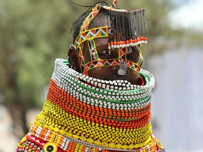 Turkana usando a jóia tradicional de contas feitas à mão.  Plataformas como Workaway e Worldpackers facilitam a conexão com projetos comunitários e iniciativas locais que buscam voluntários para ajudar em diversas áreas, como educação, saúde, comunicação, preservação ambiental e agricultura. Em troca de algumas horas de trabalho por dia, você pode se hospedar gratuitamente e ainda aprender diretamente com as pessoas locais, vivendo de forma simples e autêntica