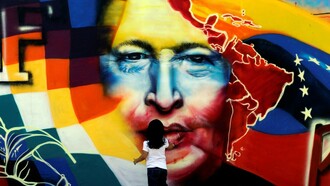 Mural con la cara de Hugo Chávez en las calles de una ciudad venezolana
