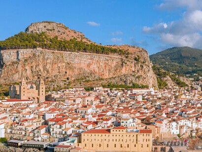 I cammini costieri regalano viste spettacolari sul mare cristallino dell'isola. Cefalù, Italia