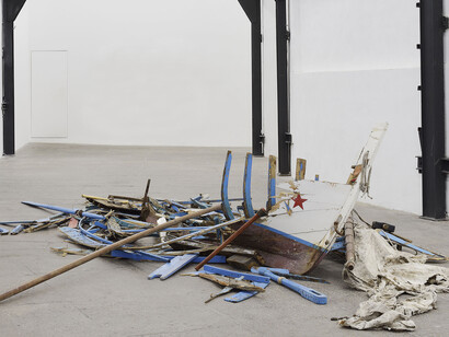 Hèctor Zamora, Sra. do Cabo - Ordem e Progresso, 2017, Boat debris and audio, Variable dimensions /audio: 5 min. Courtesy of the artist and Luciana Brito Galeria. Photo by Roberto Apa
