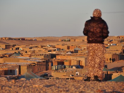 Un hombre observa desde la altura los campamentos de Tinduf