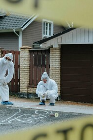 Due medici legali sulla scena del crimine