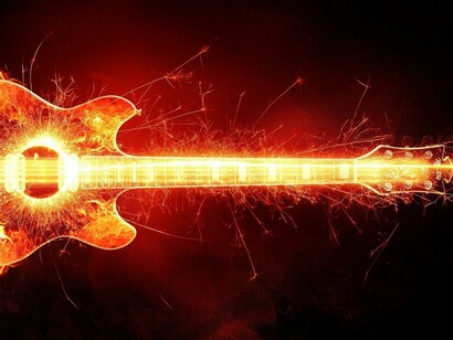 Una guitarra acústica en llamas