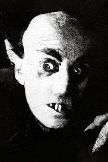 Vampiros similares en ese período, como los de las primeras adaptaciones de Drácula, conservaron la estética gótica, la nocturnidad opresiva y la muerte como destino inevitable