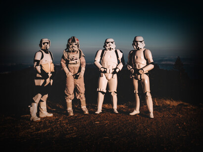 Hombres disfrazados como 'Troopers', los famosos soldados imperiales de la saga de 'Star Wars'