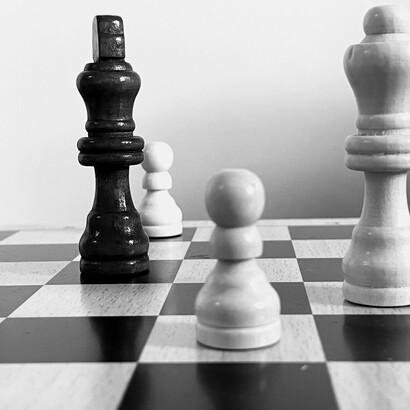 La sua traiettoria riflette una caratteristica tipicamente americana: la trasformazione del trauma e della perdita in una nuova forma di azione pubblica e di costruzione narrativa