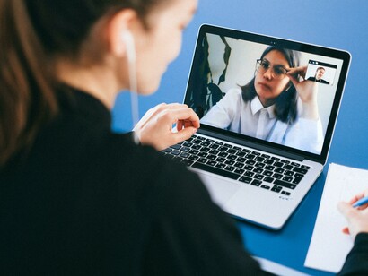 Reunião entre executiva e gestora através de um computador