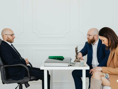 O devedor pode ocultar milhões em um dispositivo USB ou em uma frase de segurança memorizada, tornando o rastreamento quase impossível sem a colaboração direta do executado ou perícia forense avançada