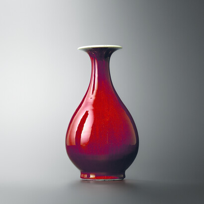 Vaso con coperta “sangue di bue ” forma yuhuchun. Epoca Qing, era Kangxi (r. 1661-1722) H. 24,5 cm  
CB.CC.1932.292
