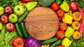 Incorporar alimentos de temporada, de proximidad y, si es posible, ecológicos. Verduras y frutas, como base principal, priorizando diferentes colores y texturas