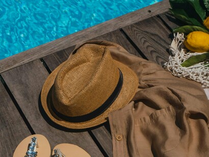 Os madrugadores, “atletas da espreguiçadeira”, já se encontram prontos para a ação. Com uma precisão quase militar, saem dos quartos, armados com toalhas do hotel ou compradas nas lojas de recuerdos e marcham subtilmente, com uma certa rapidez disfarçada, em direção à piscina