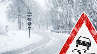 Señal de peligro por nieve en una carretera de montaña