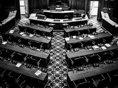 Vista aérea en blanco y negro de un hemiciclo gubernamental o parlamento vacío