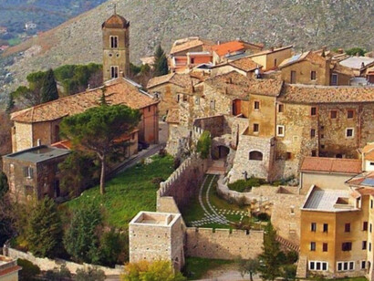 Mapas dibujados a mano, sin geometría cartesiana, que sigan los pasos más que los ejes. Fara in Sabina, Italia