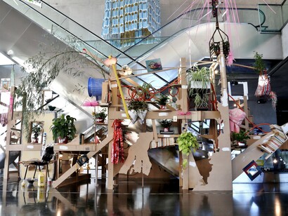 Hotel de las Plantas, architettura effimera, 2018/2019, piante, legno mdf, oggettistica varia, luci, altoparlanti, apparecchiature audio, installazione ambientale