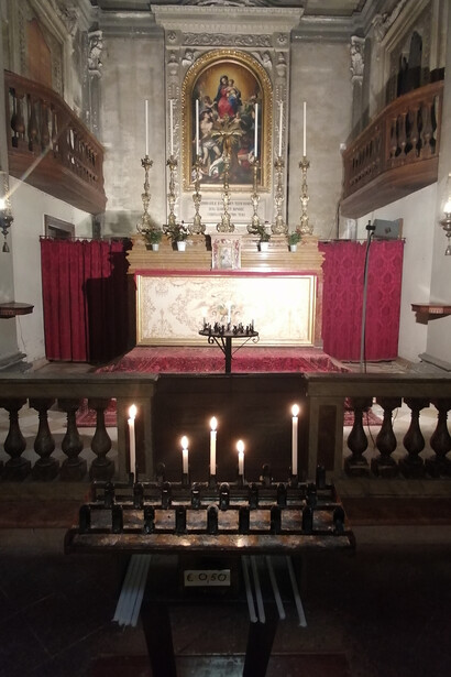 Non importa se un fedele dedica una candela a questo o quel santo, in breve passa il custode e decide dov’è meglio posizionarla creando un concerto d’insieme straordinario