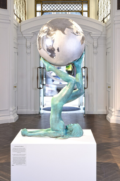 Lorenzo Quinn, Holding Up the World 2016. Courtesy of Halcyon Gallery