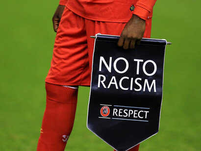 Debería ser muy natural coexistir o competir contra gente de otras etnias o razas, pero, bajo presión y en caliente, salen actitudes escondidas