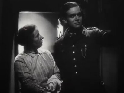 Asphalt (1929),Stummfilm, Szene, Albert Holk (Gustav Fröhlich) mit seiner Mutter (Else Heller) nach dem Polizeidienst