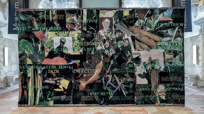 Lucia Veronesi, La desinenza estinta, 2024. Tessuto jacquard effetto lampasso di trame 300 x 500 cm. Installation view, Ca’Pesaro Galleria Internazionale d’Arte Moderna, Venezia, ph. Francesco Allegretto