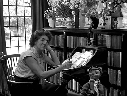 La autora británica Enid Blyton en su estudio