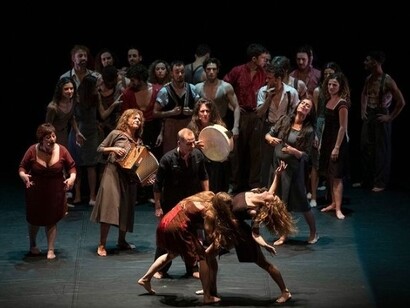 Foto di una scena di Cantata, su coreografia di Mauro Bigonzetti @assurd.official