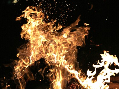 Fogueira. Madrugada do aniversário de Alice, filha mais velha do casamento inusitado entre Omar, o cigano mouro, e Carolina, a fidalga germânica, a gravidez, fruto dos encontros de verão, entre os dois, naqueles dias festivos de peregrinação da Tribo Real em Portugal. Omar e Carolina, pais de Alice, agora desgarrados de suas origens, fazem morada no Porto para o nascimento da primogênita do casal, fora da lei ancestral. Em sua tradição, ciganos casam com ciganas. Carolina morreu no parto, e Alice foi criada por Omar e subalternos no castelo de heranças maternas