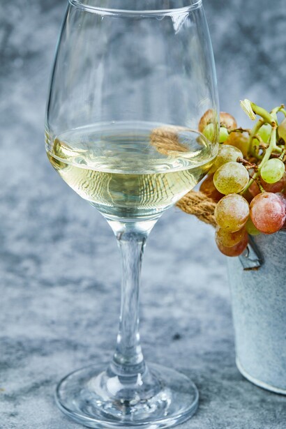 Chardonnay. Morbido ed equilibrato, si adatta con eleganza ai suoli friulani, esprimendo calore e rotondità senza perdere freschezza