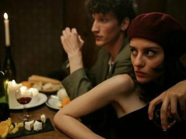 Casal parisiense em restaurante. Um bairro urbano com toques de charme francês, com mercados locais, praças tranquilas e o Rio Sena, passando ali pertinho, uma comunidade que me permitiu viver um lado mais cotidiano da vida parisiense, longe da Paris turística