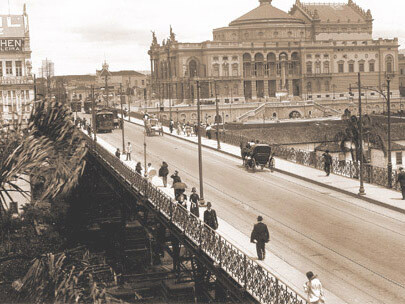 O Viaduto do Chá foi a primeira passarela suspensa de 250 metros de distância construído na capital de São Paulo, Brasil. Foto: Prefeitura de São Paulo