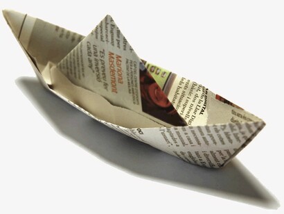 Barco de papel con una hoja de periódico