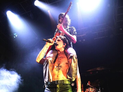 Non si può non notare che si tratta di una musica che attiva e che spinge al movimento