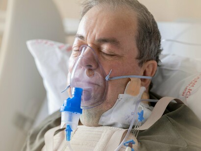 Aprendi a reconhecer o cheiro da falta de ar antes mesmo de ouvir o pedido de ajuda. Ele não tem perfume, não tem cor, mas pesa. Entra no quarto antes da pessoa. Vem junto com o som curto da respiração, com os olhos arregalados, com as mãos procurando algo invisível no ar. Quando esse cheiro chega, eu sei que preciso correr. Nem sempre dá tempo de pensar. Só dá tempo de agir