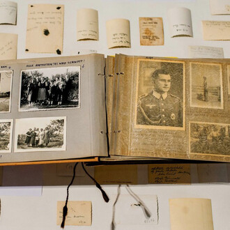 Alle antreten! Es wird geknipst! Courtesy of Museum für Volkskunde
