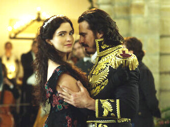 La actriz Shany Nadan como Manuelita Sáenz y el actor Luis Gerónimo Abreu como Simón Bolívar en la serie de televisión Bolívar