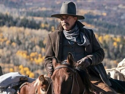 Kevin Costner em cena de Horizon. O mito do cowboy formou gerações em todo o mundo e influenciou hábitos de consumo, moda e estilo de vida