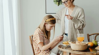 Mãe frustrada ao tentar se comunicar com a filha. Geração Alfa são os jovens nascidos a partir de 2010. Eles são os primeiros a nascer em um mundo completamente digital, onde o celular, o tablet e as telas fazem parte do seu cotidiano desde os primeiros anos de vida. E isso transforma completamente a experiência de ser mãe