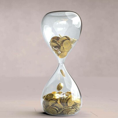 Clessidra con monete d'oro che rappresenta il  concetto del tempo è denaro: "...ci dicono a che età dovremmo avere un lavoro stabile o quando dovremmo raggiungere il successo, anche se poi il successo cos’è? E soprattutto non è differente per ogni persona?"