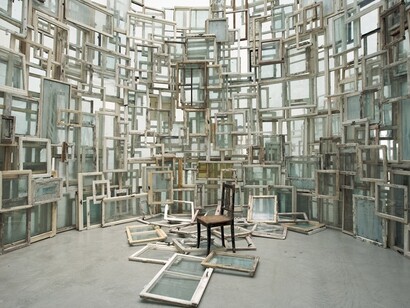 Chiharu Shiota. Una habitación de recuerdo. 2009