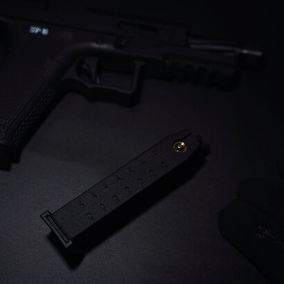 Coltelli e lame, strumenti comuni della vita domestica, diventano spesso armi di tragedie familiari e conflitti quotidiani